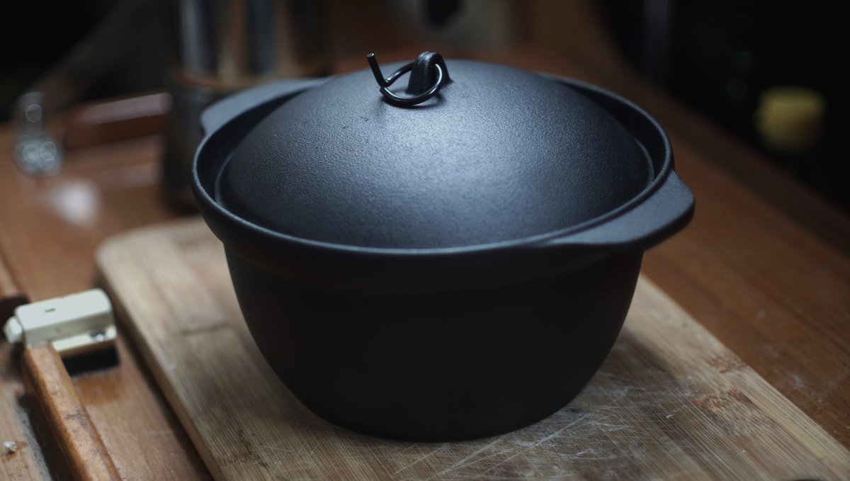 A cast-iron rice pot by the Oigen foundry A photo of a cast-iron rice pot with a lid on a galley countertop