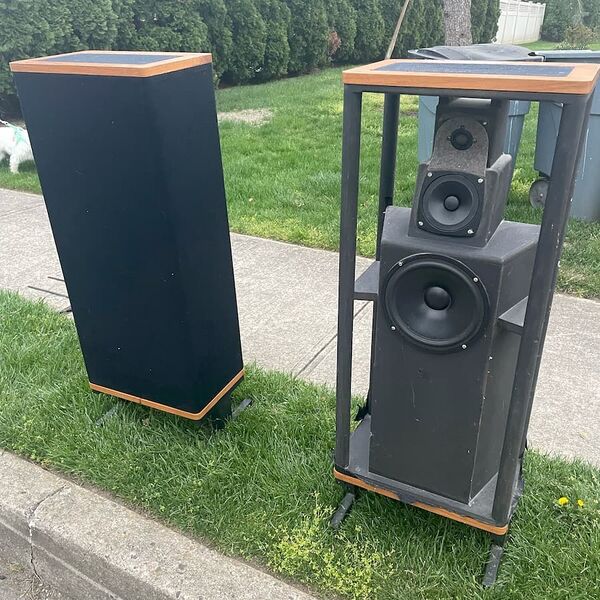 File:Vandersteen-2c-loudspeakers-left-on-curb.jpg