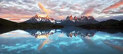 Lake Pehoé sunrise