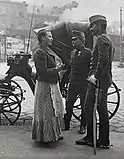 Dienstbotin und Soldaten am Radetzkyplatz, Vienna