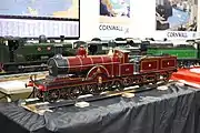 Model of No&nbsp;117. Note the differences to No 673, both in con­struc­tion (smokebox door, hand­rail) and livery (base of smokebox red lined with yellow; boiler bands picked out in yellow; springs red lined with yellow; wheel spokes red; different lining on tender sides; number, coat of arms and MR initials in different locations.