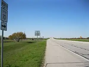 Approach to Spur 10 overpass at US&nbsp;90 Alt. looking north